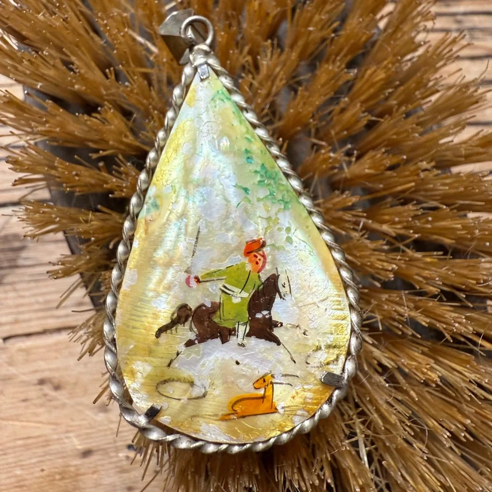 🌈SOLD🌈Vintage Two Sided Hand Painted Bird Scene Horse Scene Pendant - Picture 4 of 12
